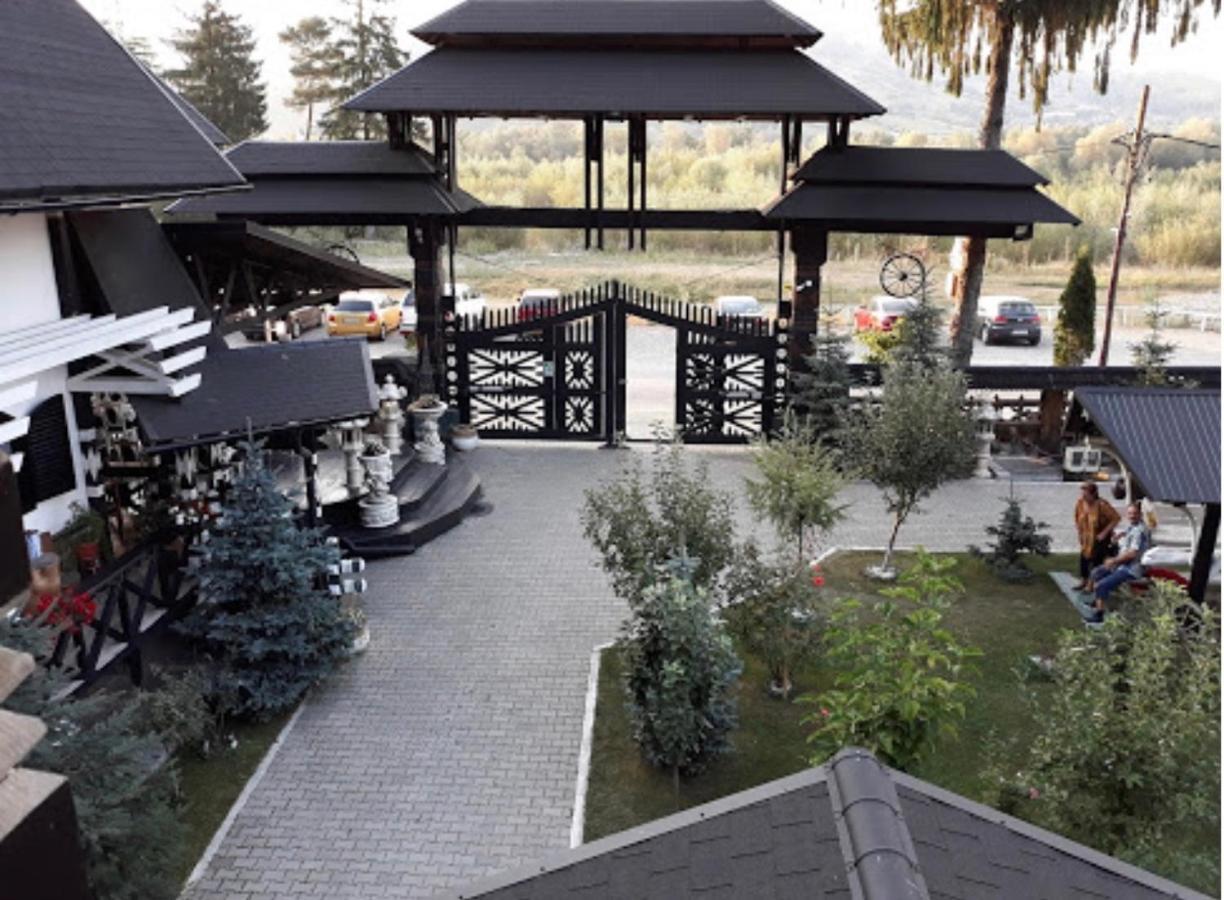 Complex Lions Bucovina Hotel Voronet Buitenkant foto