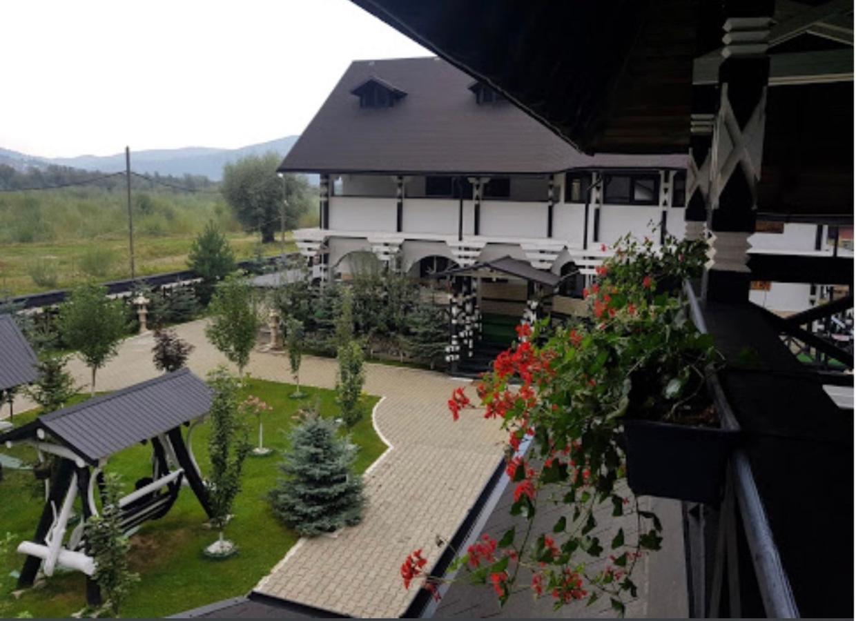 Complex Lions Bucovina Hotel Voronet Buitenkant foto